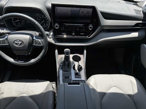 Used 2021 Toyota Highlander Limited FWD image 13