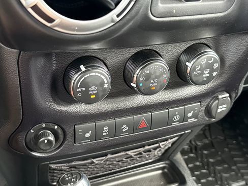 Used 2016 Jeep Wrangler Unlimited Rubicon AWD/4WD image 25