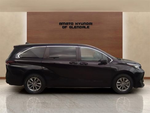 Used 2023 Toyota Sienna LE image 7