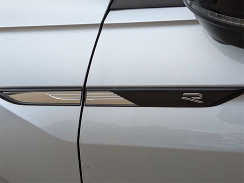Used 2022 Volkswagen Tiguan SE R-Line image 9