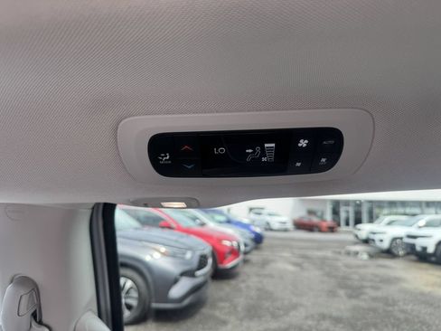 Used 2022 Chrysler Pacifica Limited FWD image 9