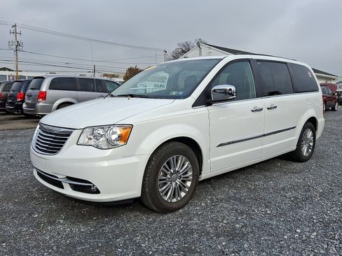 Used 2016 Chrysler Town & Country Touring-L image 3