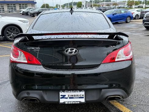 Used 2011 Hyundai Genesis 3.8 RWD image 4