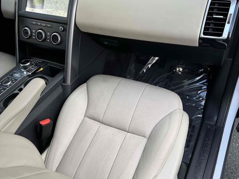 Used 2020 Land Rover Discovery Landmark image 38