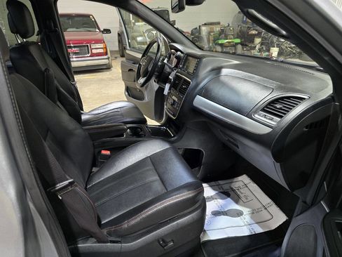 Used 2018 Dodge Grand Caravan GT FWD image 32