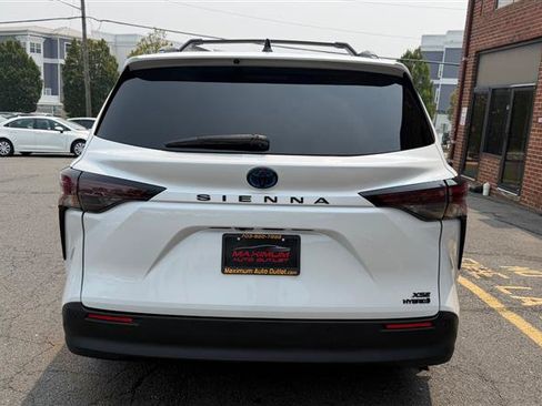 Used 2023 Toyota Sienna XSE FWD image 10
