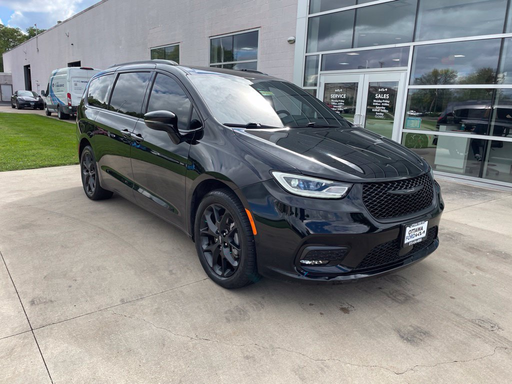 Used 2024 Chrysler Pacifica Touring-L w/ S Appearance Package AWD/4WD image 1