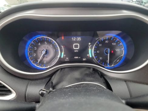 Used 2023 Chrysler Pacifica Touring-L FWD image 51