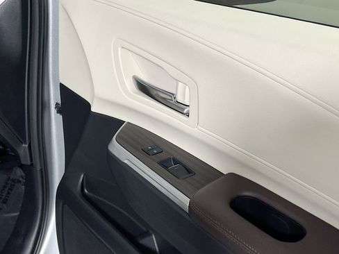 Used 2021 Toyota Sienna Platinum image 32