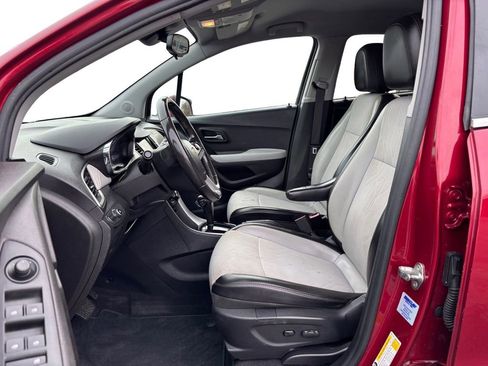 Used 2020 Chevrolet Trax LT w/ LT Convenience Package image 14