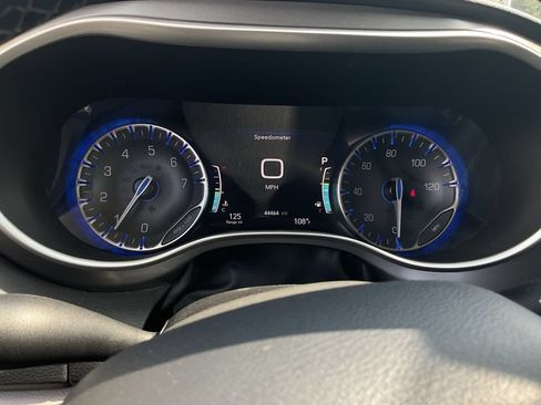 Used 2024 Chrysler Pacifica Touring-L FWD image 34