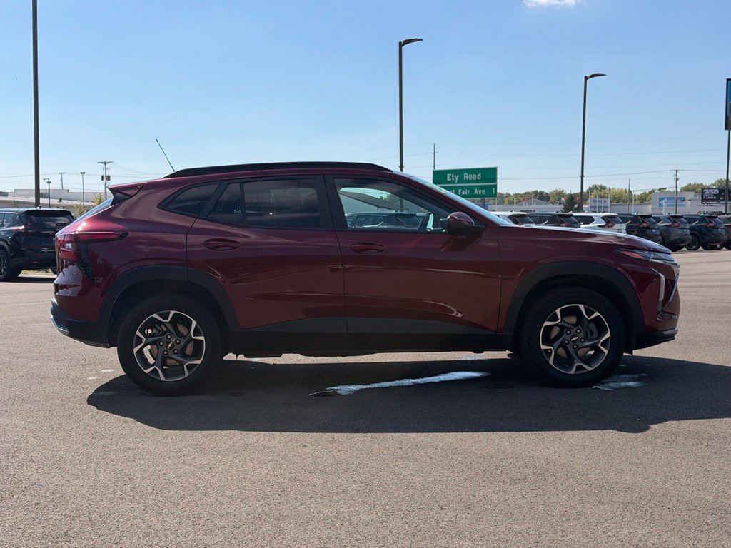 Used 2025 Chevrolet Trax LT FWD image 6