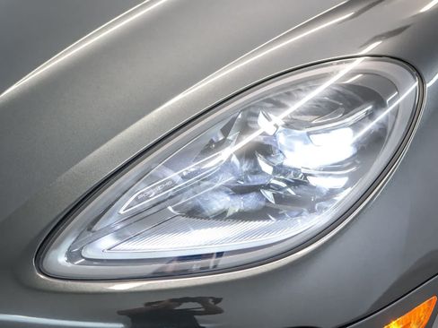 Certified 2024 Porsche Macan AWD/4WD image 15