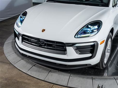 Certified 2025 Porsche Macan image 11