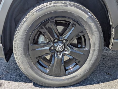 Used 2019 Toyota RAV4 LE w/ Carpet Mat Package image 29