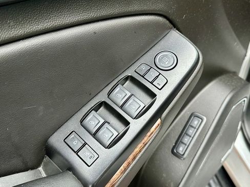 Used 2020 Chevrolet Suburban Premier image 11