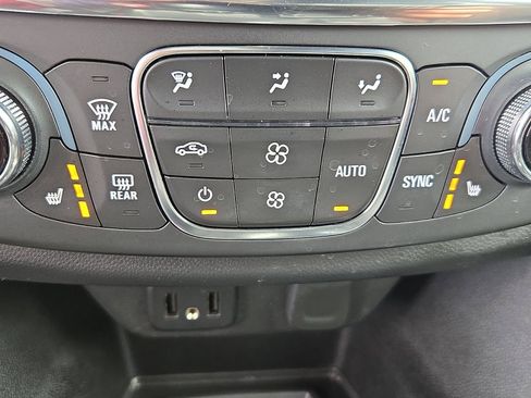 Certified 2023 Chevrolet Traverse LT w/ Rear Camera Mirror Package image 19