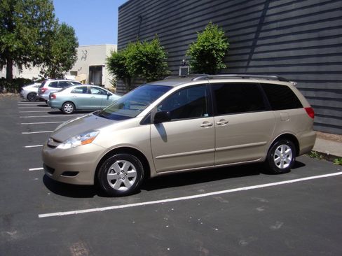 Used 2008 Toyota Sienna LE FWD image 1