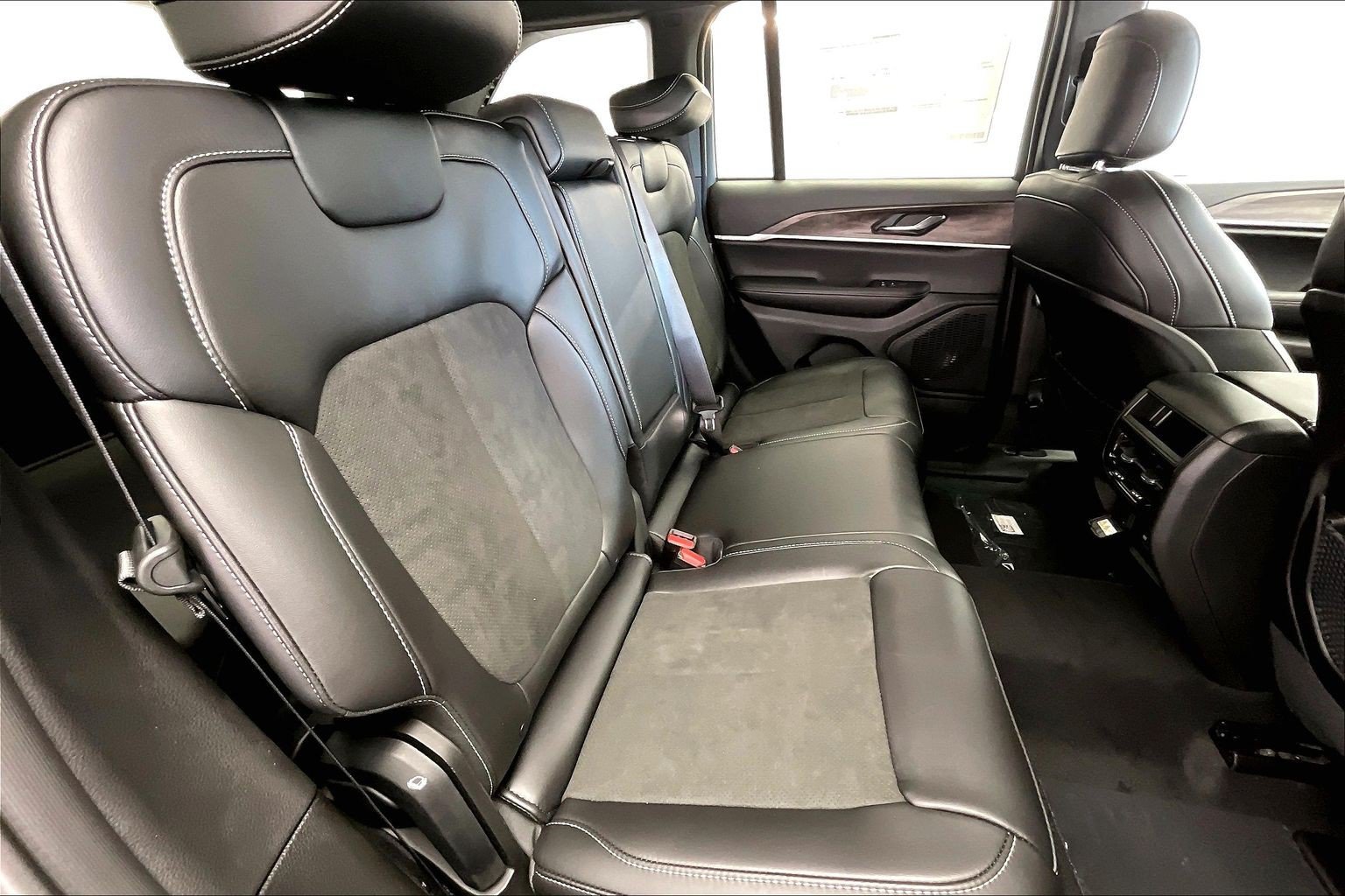 New 2027 Jeep Grand Cherokee 4WD image 10