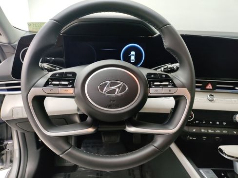 Used 2023 Hyundai Elantra Limited image 16