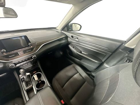 Used 2024 Nissan Altima 2.5 SV image 11