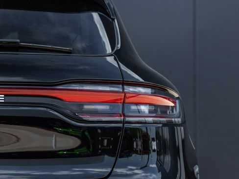Certified 2025 Porsche Macan AWD/4WD image 14