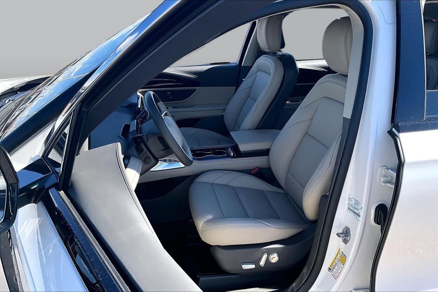 Used 2025 Lincoln Nautilus Premier AWD/4WD image 8
