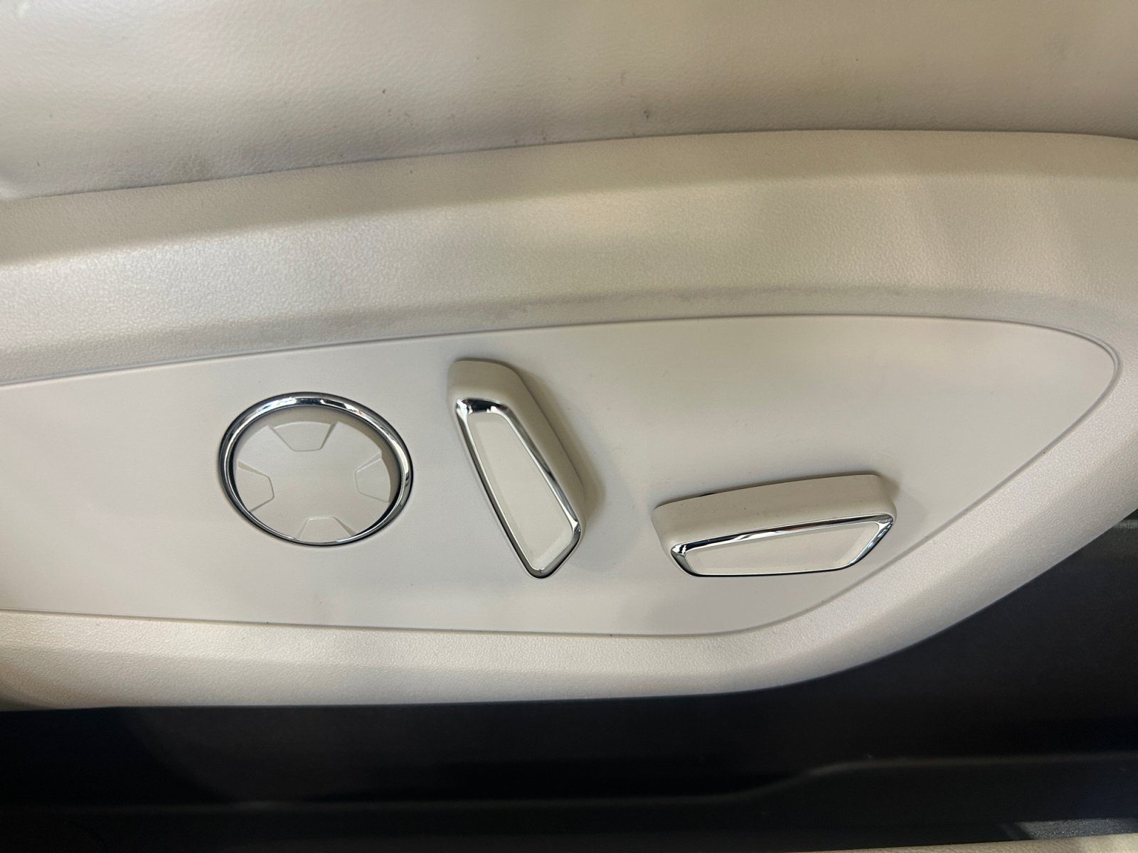 Used 2019 Lincoln MKC Reserve w/ MKC Climate Package FWD image 25