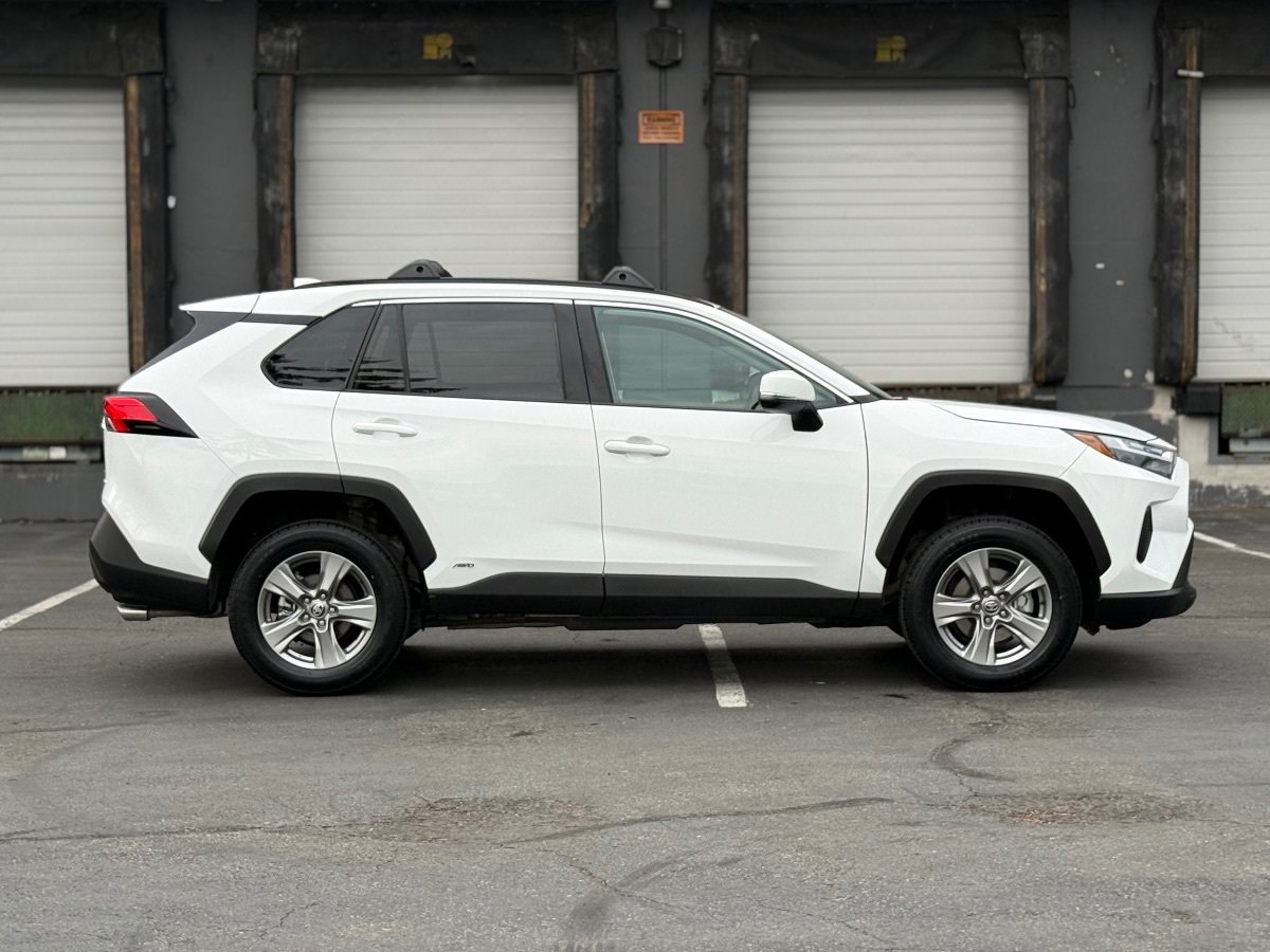 Used 2024 Toyota RAV4 XLE AWD/4WD image 2