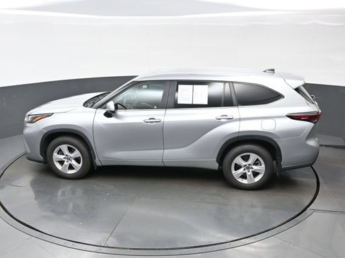 Used 2024 Toyota Highlander LE AWD/4WD image 38