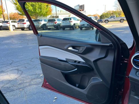 Used 2025 Chevrolet Trax LT image 18