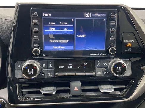 Used 2022 Toyota Highlander XLE AWD/4WD image 29