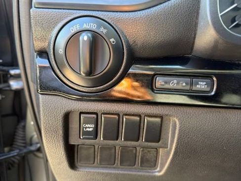 Used 2022 Nissan Titan SV RWD image 11