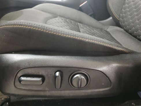 Used 2020 Chevrolet Equinox LT w/ Driver Convenience Package image 3