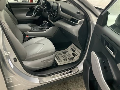 Used 2022 Toyota Highlander XLE image 22