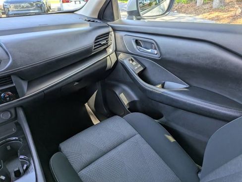 Used 2024 Nissan Rogue SV FWD image 23