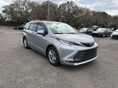 Used 2025 Toyota Sienna Limited image 7