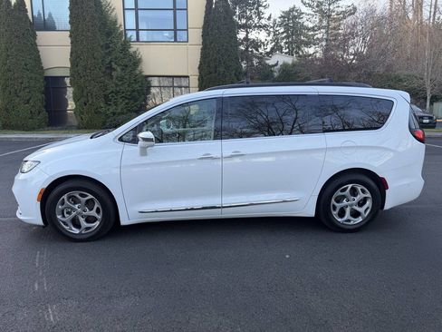 Used 2022 Chrysler Pacifica Limited FWD image 11