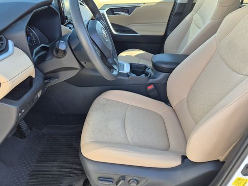 Used 2021 Toyota RAV4 XLE w/ Convenience Package AWD/4WD image 16