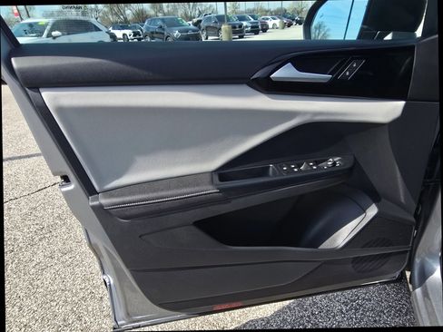 Used 2025 Volkswagen Taos S image 9