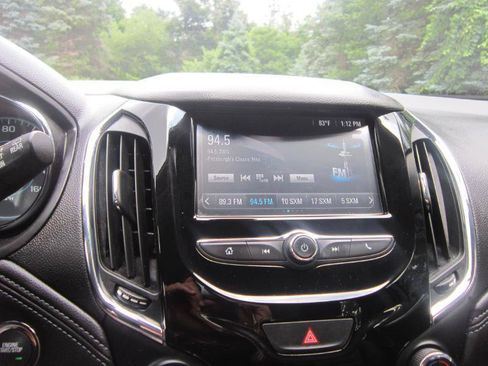 Used 2018 Chevrolet Cruze Premier FWD image 13