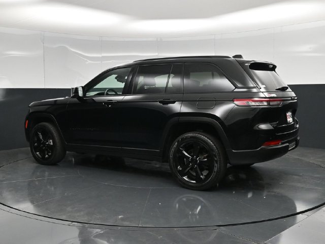 Used 2023 Jeep Grand Cherokee Limited w/ Black Appearance Package AWD/4WD image 10