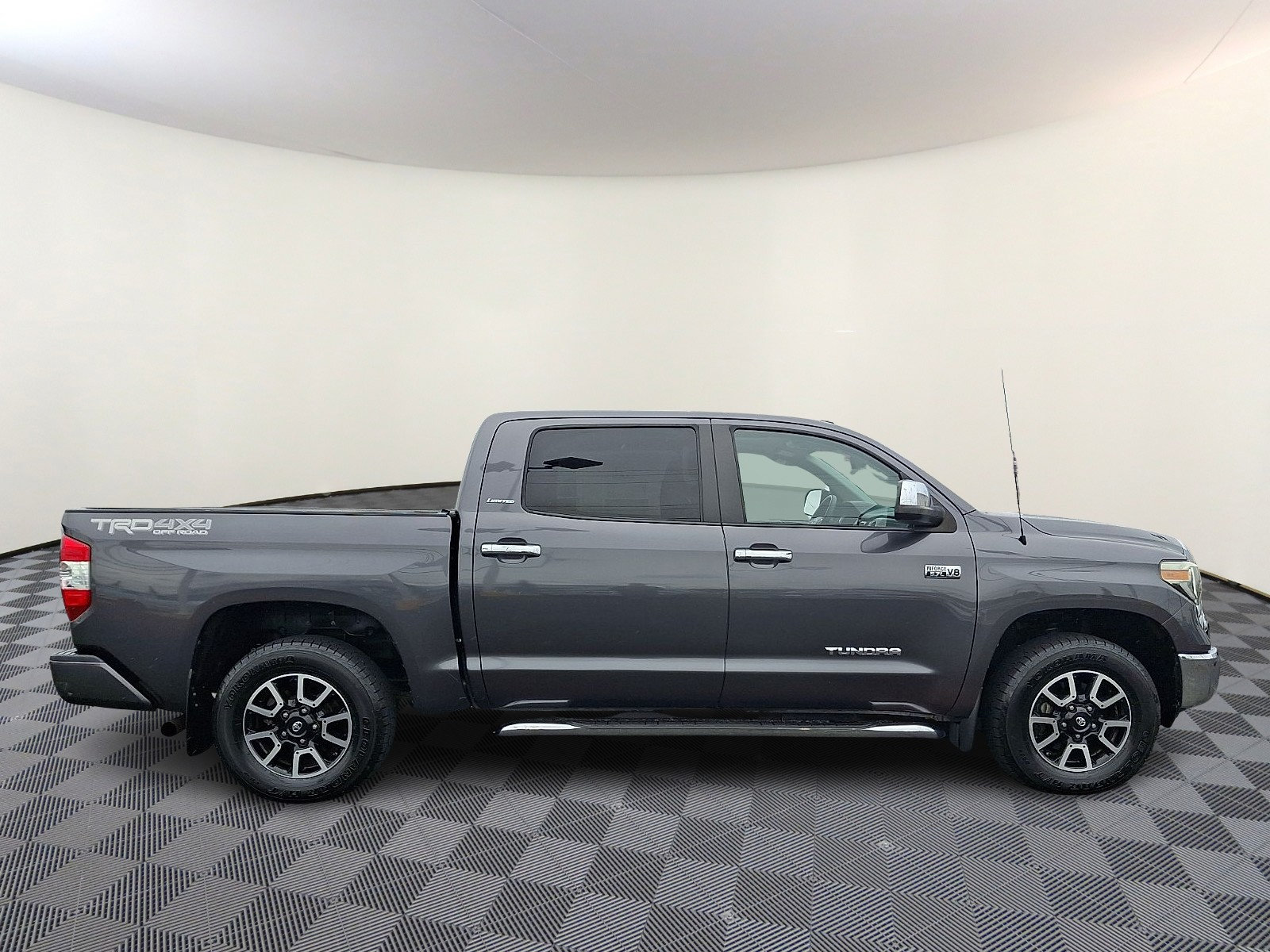 Used 2018 Toyota Tundra Limited w/ Limited Premium Package AWD/4WD image 8