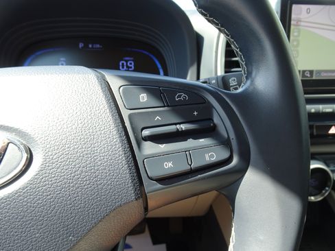 Used 2023 Hyundai Venue Limited FWD image 21