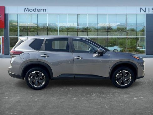 Certified 2025 Nissan Rogue SV FWD image 4