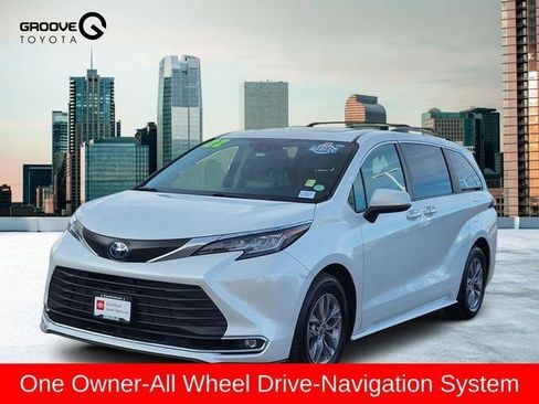 Used 2022 Toyota Sienna XLE image 1
