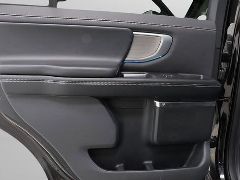 Used 2025 Ford Expedition Platinum image 27