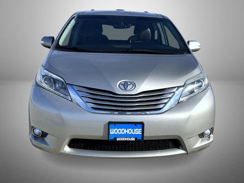 Used 2017 Toyota Sienna Limited image 2