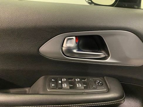 Used 2019 Chrysler Pacifica Touring-L Plus w/ S Appearance Package FWD image 18