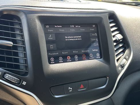 Certified 2019 Jeep Cherokee Latitude Plus AWD/4WD image 19